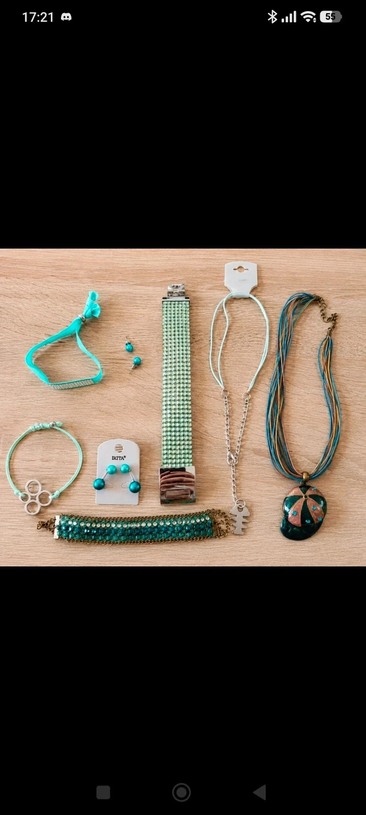 Lot bijoux fantaisie femme 8 pièces
3 bracelets
2 paires de boucles d’oreilles
1 manchette strass